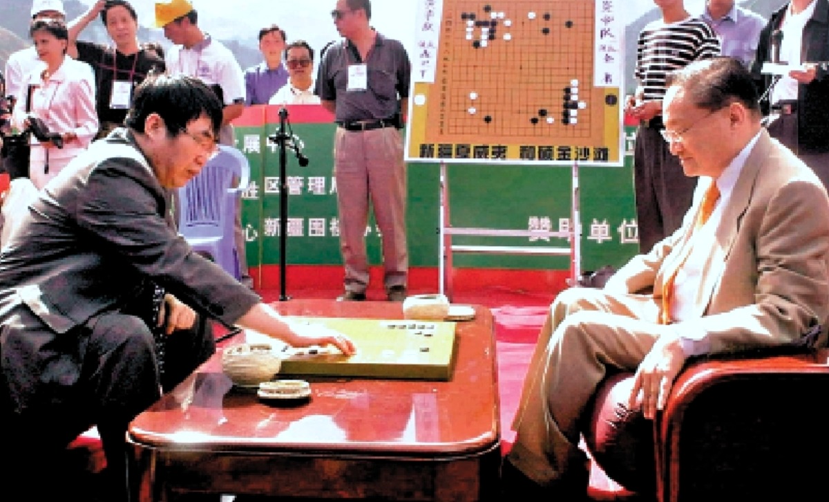 金庸（右）1983年拜比自己年輕28歲的聶衛平（左）為師。圖為金庸和聶衛平對弈。