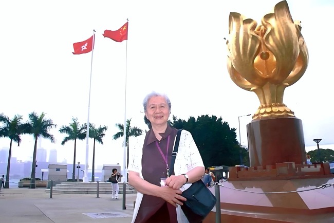 「金紫荊」知名度極高，但很多人不知道設計者是常沙娜。圖為常沙娜與「金紫荊」合影。