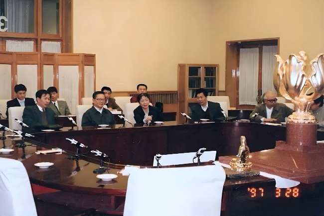 常沙娜和團隊的方案經過5輪評審、討論和修改，最後才確定下來。圖為1997年3月討論方案的會議。