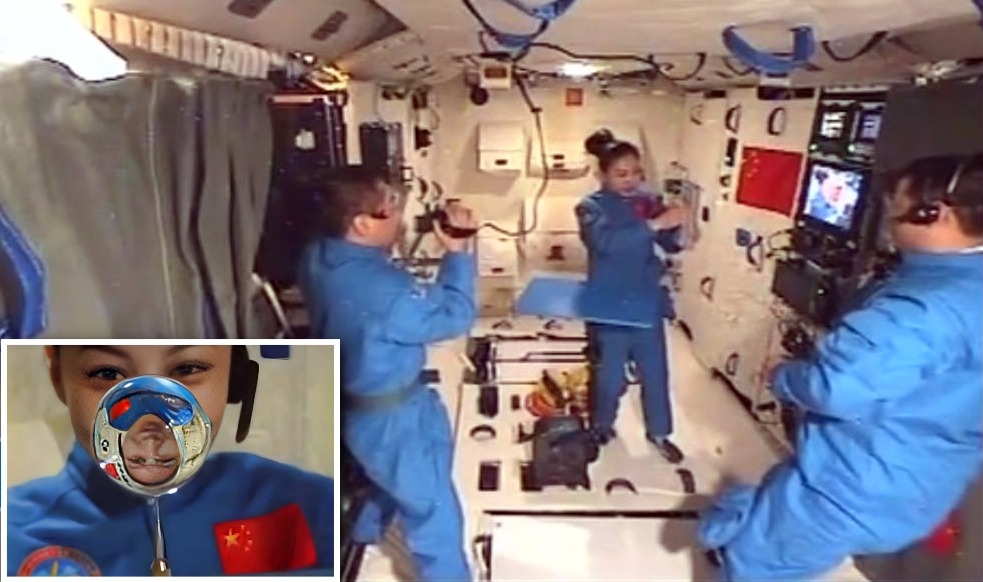 「神十」任務首次有課堂環節，當時負責拍攝的正是張曉光。小圖為王亞平展示微重力環境下液體的表面張力現象。