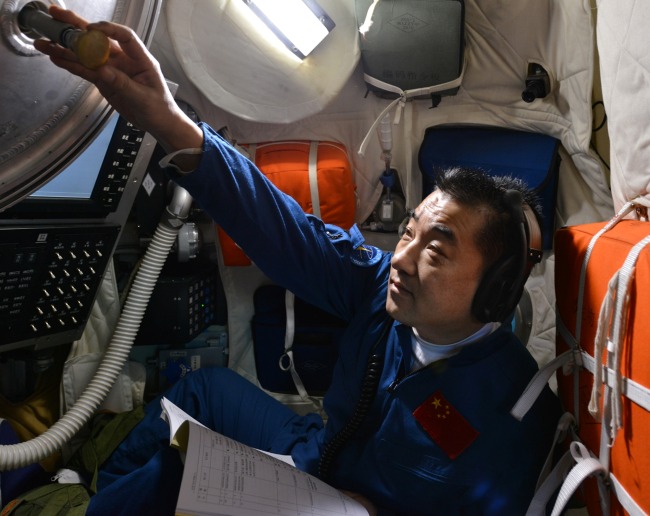 張曉光和其他太空人一樣，必須經過無數嚴格訓練。圖為張曉光在地面的模擬返回艙進行操作訓練。