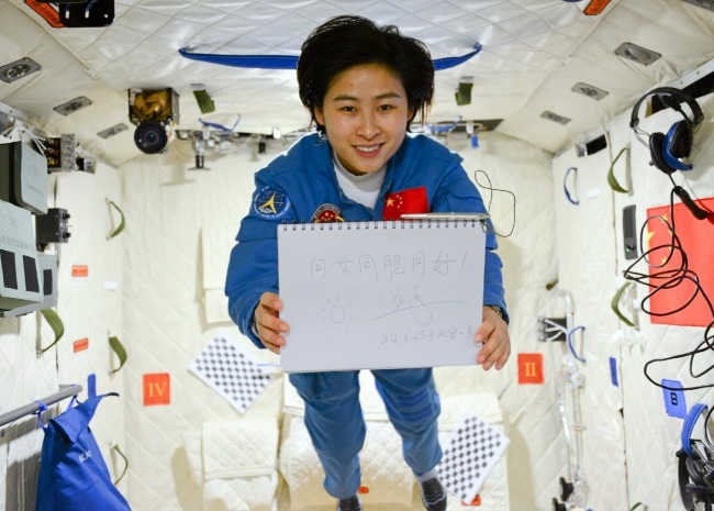 劉洋是第一位飛天的中國女航天員，黎家盈則是繼劉洋、王亞平和王浩澤後，第四位進入太空的女航天員。圖為執行神舟九號任務的劉洋。