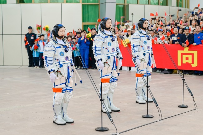 黎家盈2026年5月24日升空。圖為她和搭檔朱楊柱（中）和張志遠（右）領命出征。