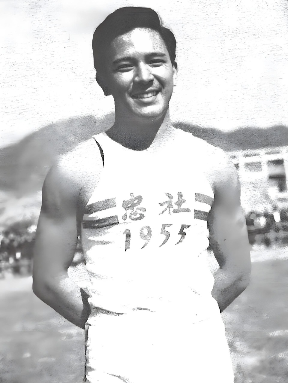 學生時代的鍾景輝，身材健碩，身穿背心露出「麒麟臂」，陽光氣息滿瀉。