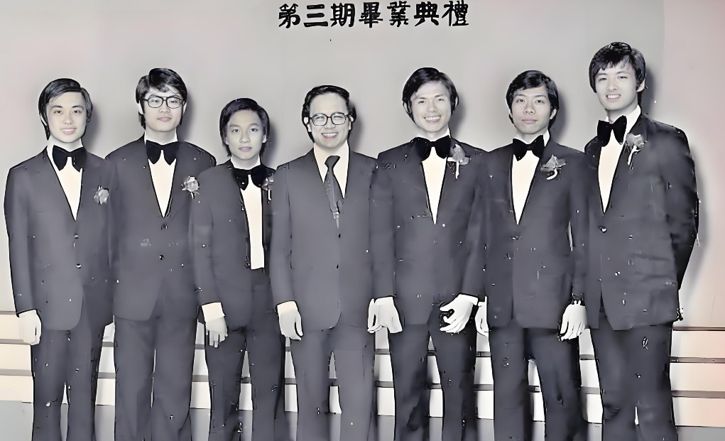 鍾景輝（中）慧眼賞識周潤發（右一），讓原本不被取錄的他，得以入讀無綫第三期藝訓班