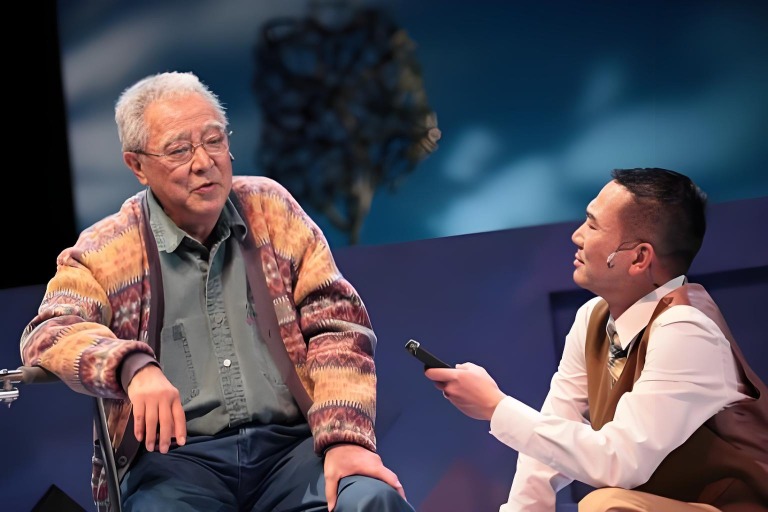 鍾景輝自2007年參與演出約100場舞台劇《相約星期二》。