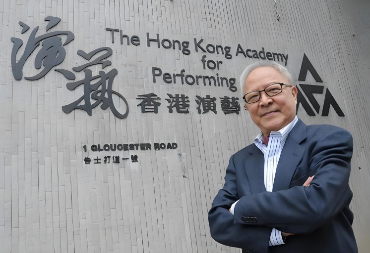 鍾景輝自1983年出任香港演藝學院戲劇學院的創院院長
