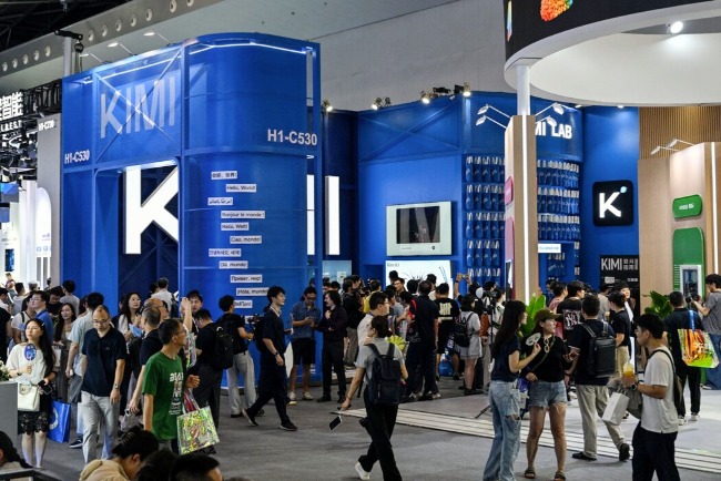 At the World Artificial Intelligence Conference held in Shanghai in 2026, Yang Zhilin's 'Moonshot AI' showcases the Kimi K3 model.