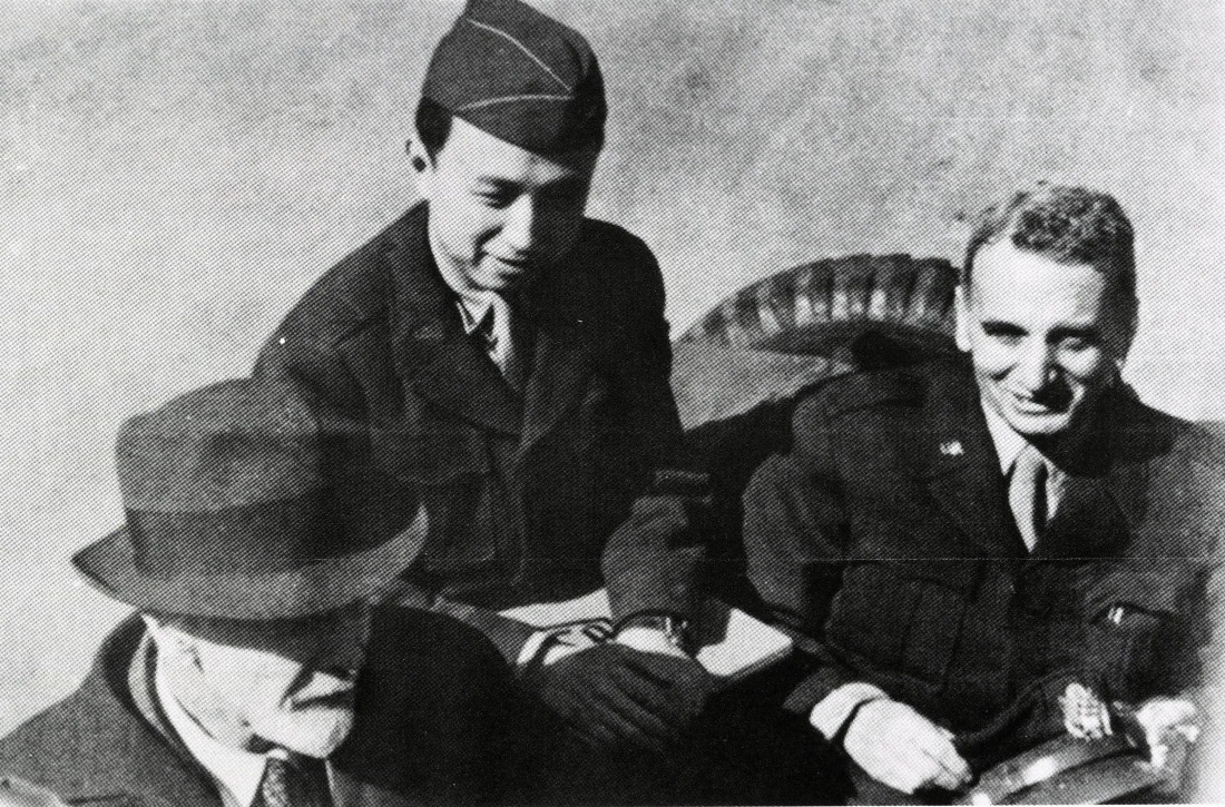 錢學森,1911年出生於上海,長於北京,畢業於交通大學機械工程系的鐵路專業。1935年,他考取公費赴美進修,他用了4年便在加州理工學院取得博士學位,之後留校做研究,並加入了由其恩師馮‧卡門(Theodore von Kármán,圖右)指導的火箭研製小組。二戰結束前,錢學森隨馮·卡門率領的科學考察團赴歐,考察納粹德國的航空與火箭發展。(圖片來源:中新社) 錢學森,1911年出生於上海,長於北京,畢業於交通大學機械工程系的鐵路專業。1935年,他考取公費赴美進修,他用了4年便在加州理工學院取得博士學位,之後留校做研究,並加入了由其恩師馮‧卡門(Theodore von Kármán,圖右)指導的火箭研製小組。二戰結束前,錢學森隨馮·卡門率領的科學考察團赴歐,考察納粹德國的航空與火箭發展。(圖片來源:中新社)