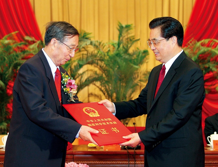 李振聲(左)在2006年獲國家最高科技獎,由時任中共中央總書記、國家主席的胡錦濤頒獎。 李振聲(左)在2006年獲國家最高科技獎,由時任中共中央總書記、國家主席的胡錦濤頒獎。