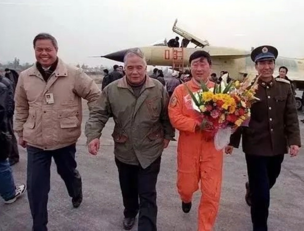 Pictured are Song Wencong (second from left), J-10 Chief Engineer Xue Chishou (first from left), and test pilot Lei Qiang (second from right).