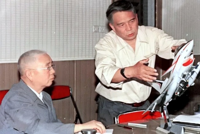 Pictured is Song Wencong (right) briefing Liu Huaqing on the development progress of the J-10.