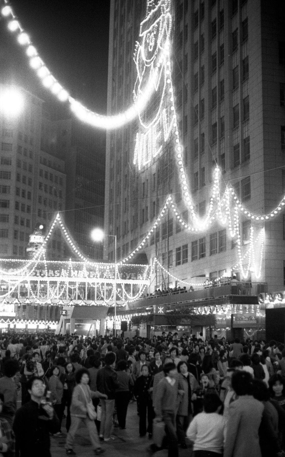 1981年聖誕節當日，中環遮打道文華東方酒店與太子大廈之間一帶，掛上一串串的聖誕燈飾，很多人情侶、一家大細趁佳節出來感受聖誕氣氛。（圖片來源：Getty）