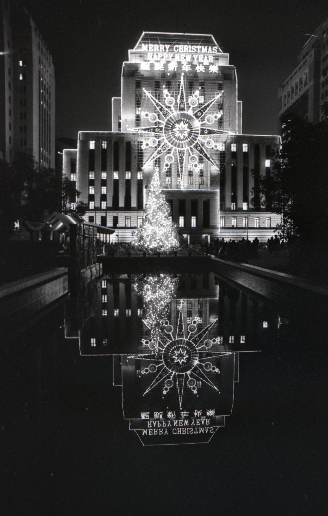 1977年滙豐銀行在部總大樓的聖誕燈飾，被美聯社拍下並發佈到全球。（圖片來源：Getty）