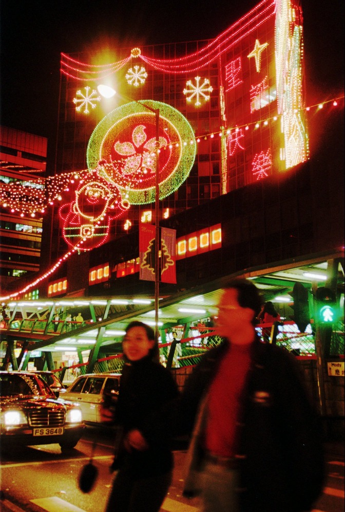 時值回歸，燈飾亦以代表特區的紫荊花作設計藍本。圖片攝於1996年。（圖片來源：AP）