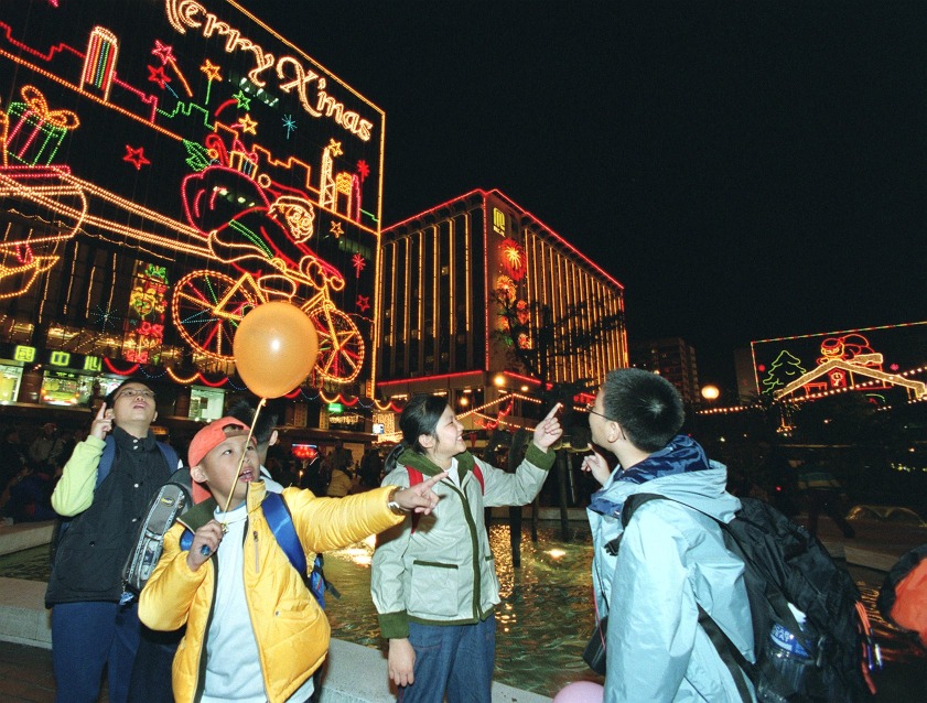 由80年代至今，到尖沙咀看聖誕燈飾是不少人的集體回憶。圖片攝於2000年。（圖片來源：Getty）