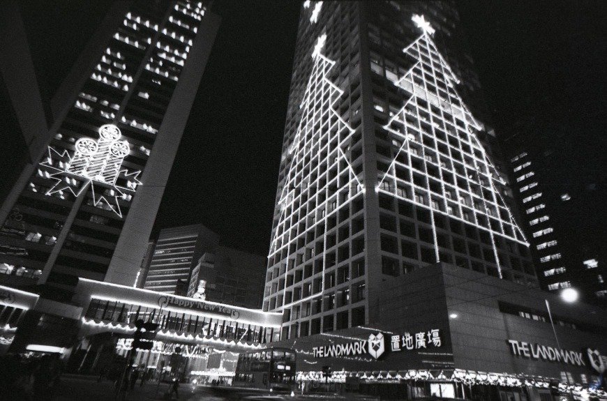 1965年置地公司在中環遮打道張燈結綵慶祝聖誕，成為香港先例。圖片攝於1980年。當時的燈飾設計線條簡單。（圖片來源：Getty）