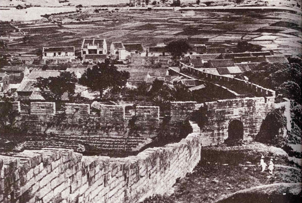 清末時期從白鶴山南望九龍城寨的情況。九龍寨是香港早期的兩個海防關城之一，早有清兵駐紮。(網上圖片)