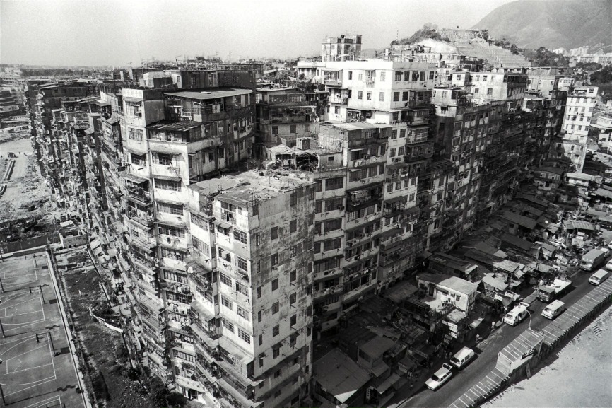 圖片攝於1987年今日（1月14日），政府宣布清拆九龍城寨，約4萬名登記居民突如其來獲悉家園清拆在即，感到徬徨。（圖片來源：Getty）
