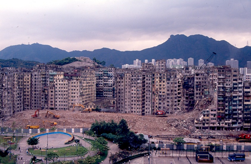 狮子山下九龙城寨，1993年4月清拆当中。（图片来源：Getty）