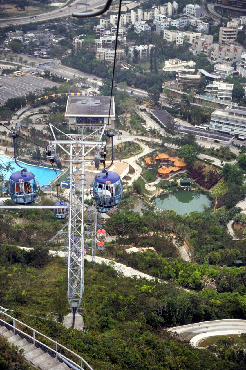 全長1.5公里的海洋公園登山纜車由意大利製造，當時是全球載客量最大的吊索纜車系統，每小時可接載5,000人上落。圖片攝於1984年，山下景觀變化很大。（圖片來源：Getty）