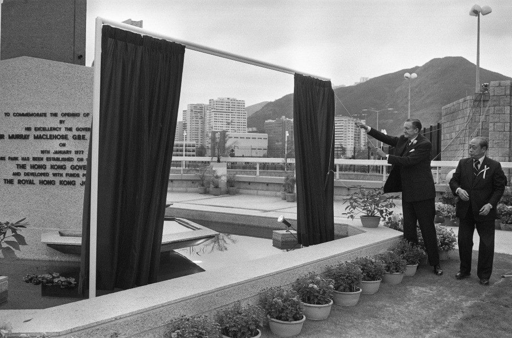 1977年1月10日海洋公園正式開幕,由港督麥理浩(右二)擔任揭幕嘉賓,他並有親身試坐纜車。(圖片來源:Getty) 1977年1月10日海洋公園正式開幕,由港督麥理浩(右二)擔任揭幕嘉賓,他並有親身試坐纜車。(圖片來源:Getty)