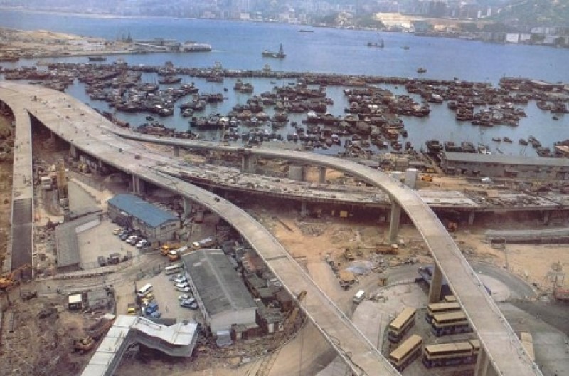 1985年，筲箕灣愛秩序灣填海工程展開，在海邊寮屋區建起東區走廊及巴士站。（網上圖片）