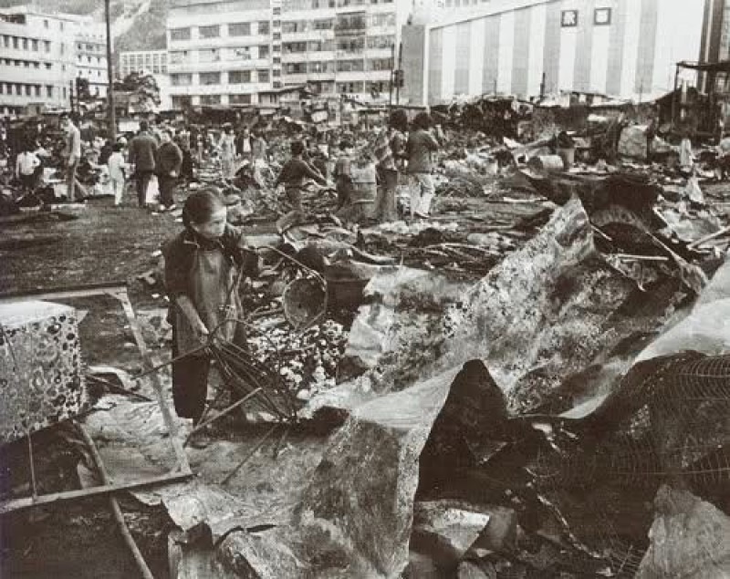 1976年的筲箕灣大火，把愛秩序灣竂屋及艇屋居民家園付諸一炬。居民災後回家檢視還有甚麼剩下來。（網上圖片）