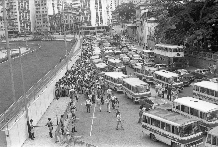 1977年在跑馬地看完賽馬的觀眾離開，馬路交通繁忙。1969年政府把小巴合法化，初時並沒規管車輛型號，市面上的小巴車款形形色色，有日本車，也有歐洲車。（圖片來源：Getty）