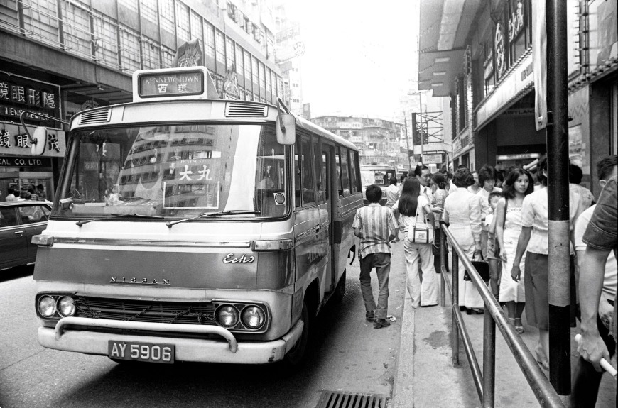 1977年接載乘客往返銅鑼灣大丸百貨及西環的十四座小巴。（圖片來源：Getty）