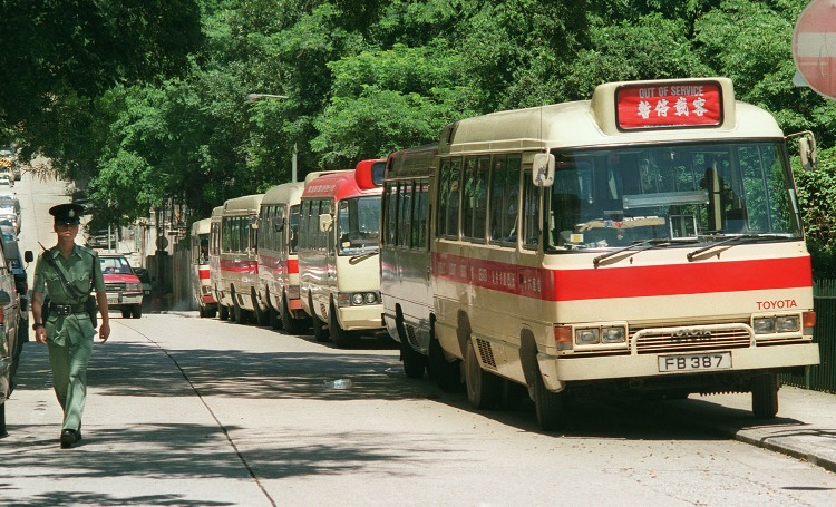 90年代，小巴車身的紅帶移師到車頂，變成紅頂，騰出車身賣廣告。（圖片來源：Getty）