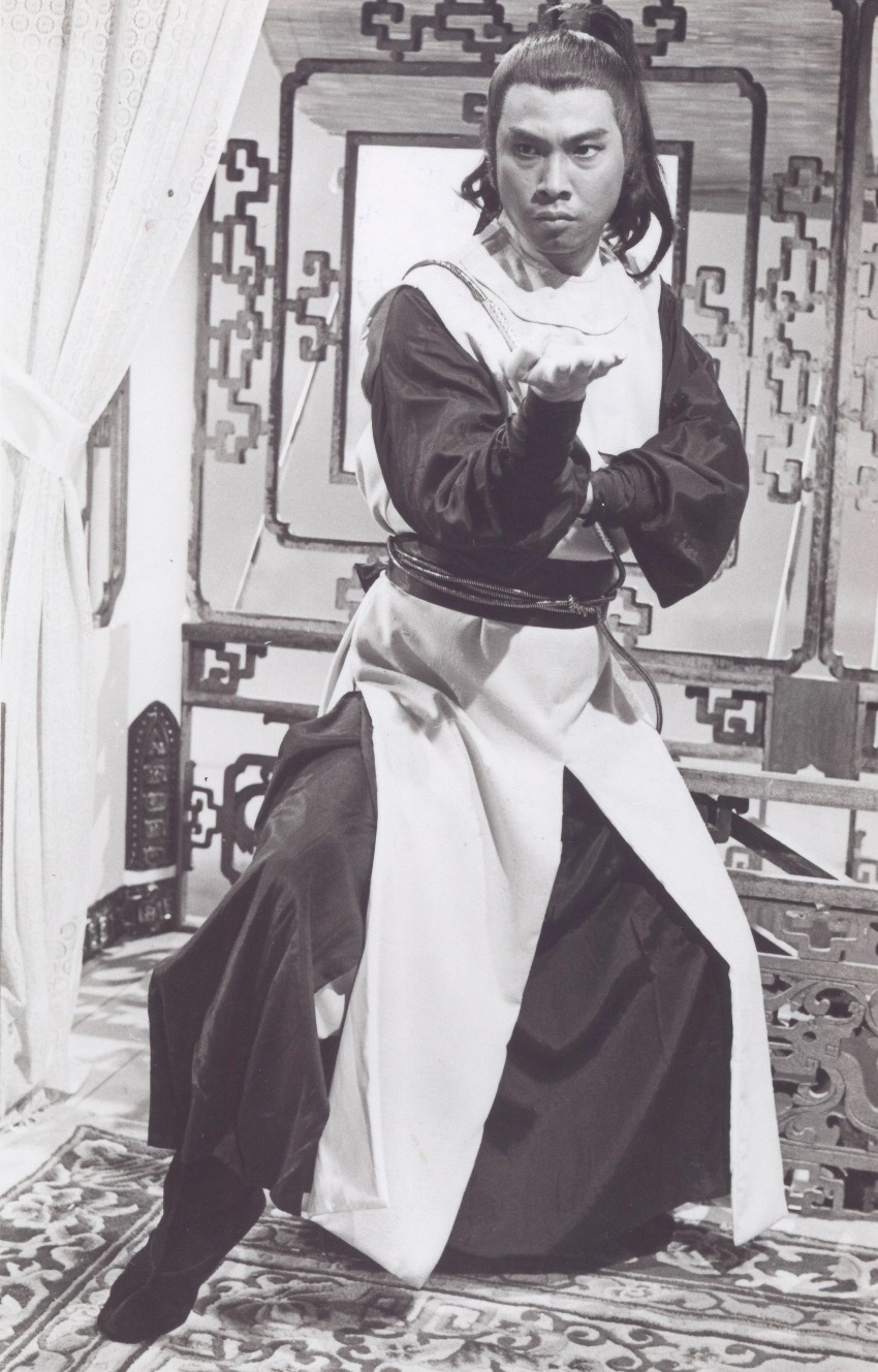 吳孟達在1979年電視劇《楚留香》中，飾演性情豪邁的胡鐵花，成功彈起。(網上圖片)