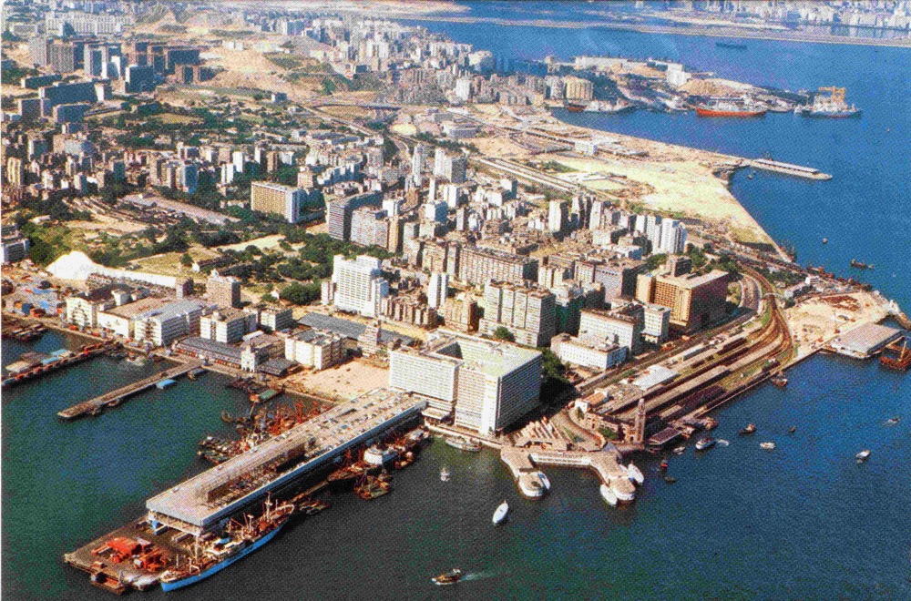 1970年代的尖沙咀海濱，海運大廈剛落城不久，而九廣鐵路總站仍未搬遷拆卸。（圖片來源：香港志）