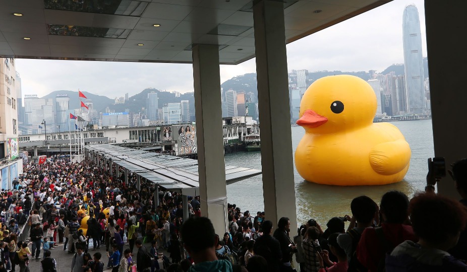 「橡皮鴨游世界」由荷蘭藝術家Florentijn Hofman創作，曾在世界多處巡遊展出，2013年5月登陸維港，停泊於海運大廈，當時在香港引起全城熱話，短短39日便吸引了800萬人次參觀，成為市場營銷傳奇。（圖片來源：Getty）