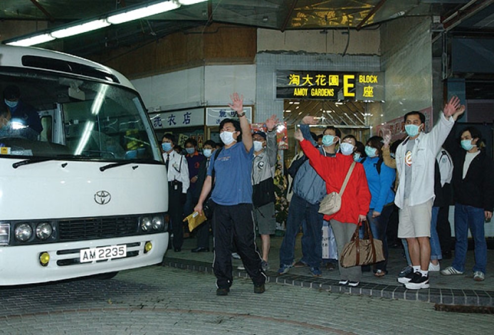 2003年4月9日,淘大花园E座居民在度假村隔离10日后重返家园。(图片来源:政府年报) 2003年4月9日,淘大花园E座居民在度假村隔离10日后重返家园。(图片来源:政府年报)