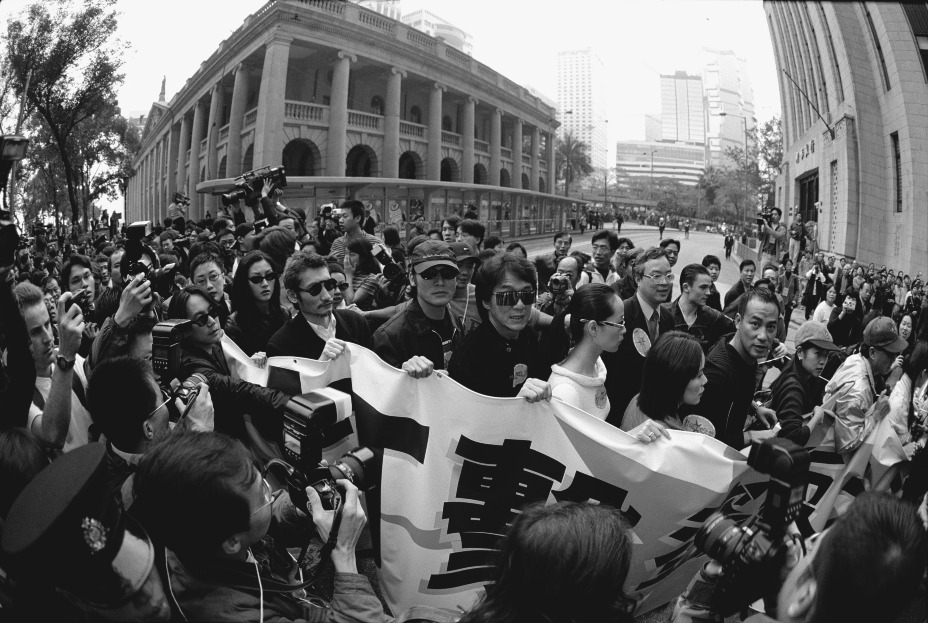 90年代盜版猖獗，香港電影業受到嚴重衝擊，票房收入大減。1999年香港演藝人協會發起「打擊盜版大遊行」，呼籲公眾專重知識產權。（圖片來源：Getty）