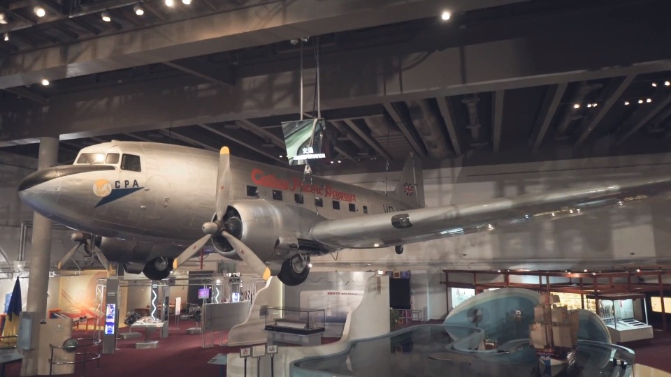 科學館二樓天花的「貝茜號」DC-3型客機，由國泰航空捐贈，是國泰在香港成立時的第一架飛機，在香港民航史意義重大。（圖片來源：科學館）