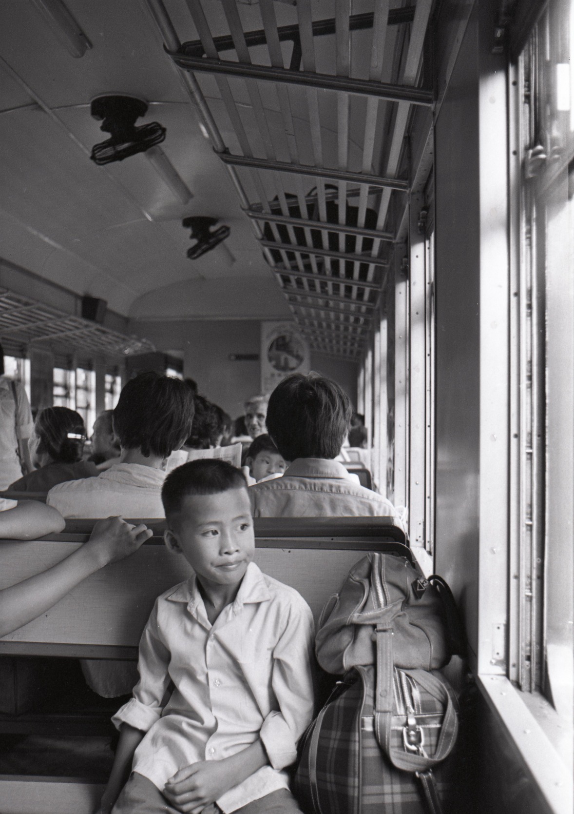圖為1978年乘坐九廣鐵路列車前往香港的男孩。如今登上香港鐵路博物館的舊車卡，也能懷勉昔日坐火車的點滴。（圖片來源：南華早報）