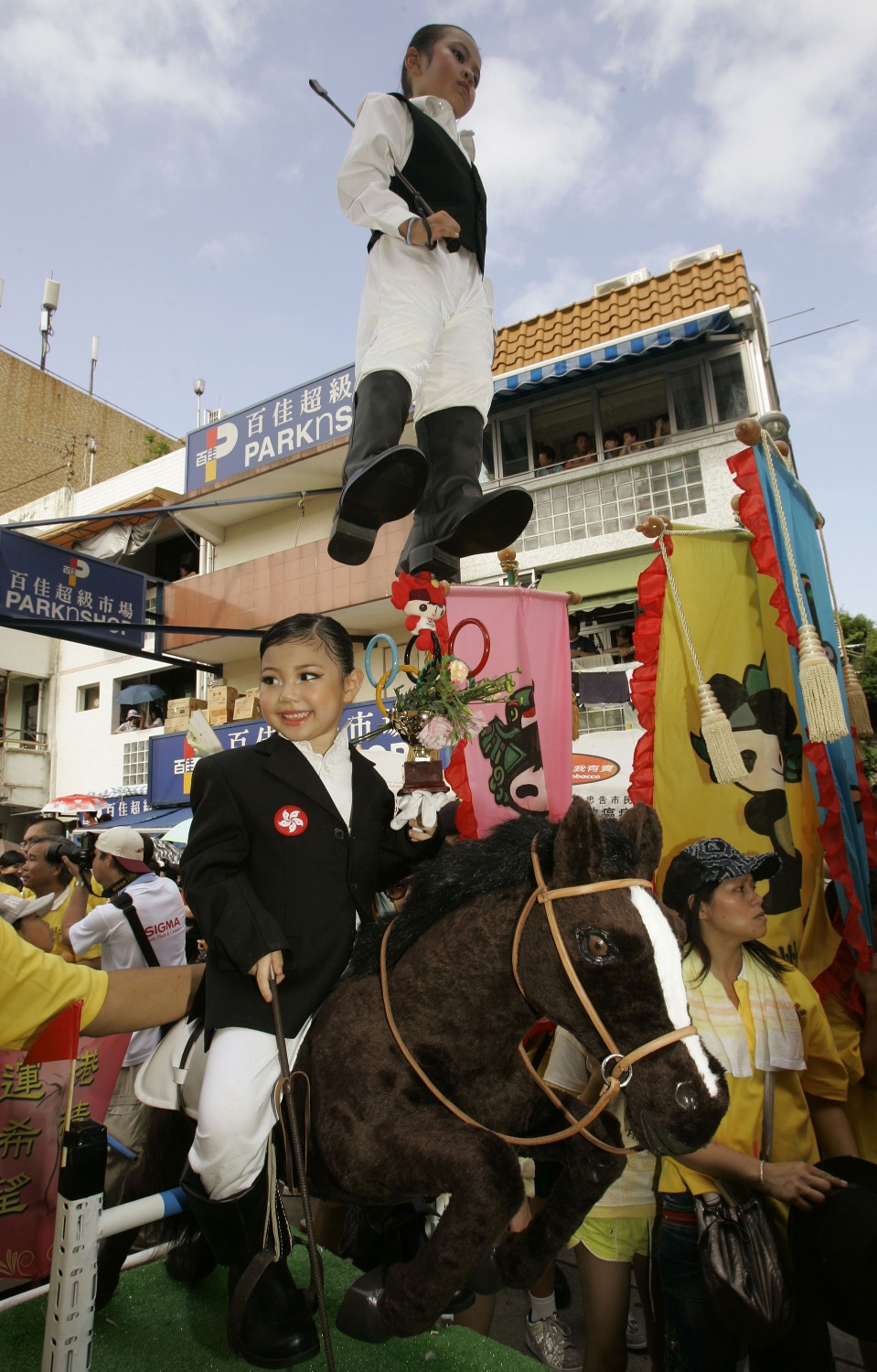 當代中國-飛凡香港-失而復得的香港歷史傳統 看太平清醮飄色巡遊搶包山