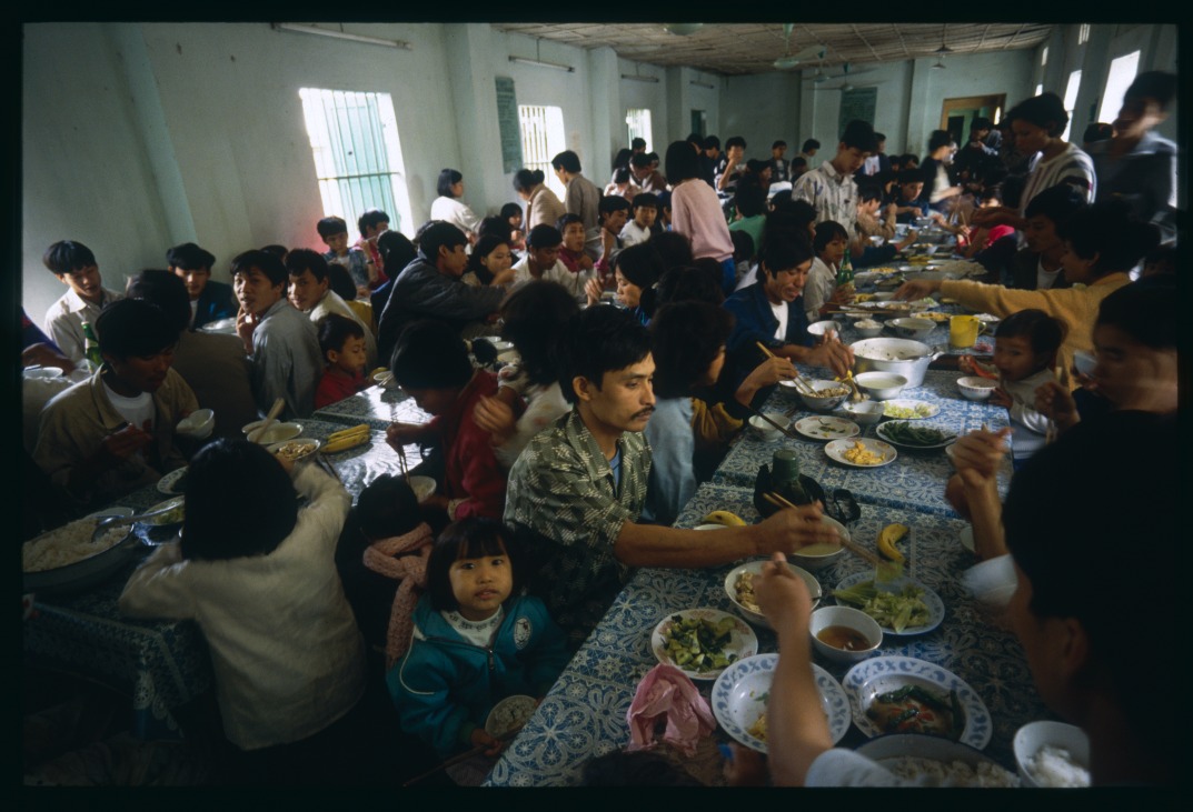 上世紀70年代起，大批越南難民為逃避戰亂及社會動盪，漂洋過海。聯合國估計當中約有20萬至40萬難民死於海上。圖為越南難民在香港難民中心的生活情況。（圖片來源：Getty）