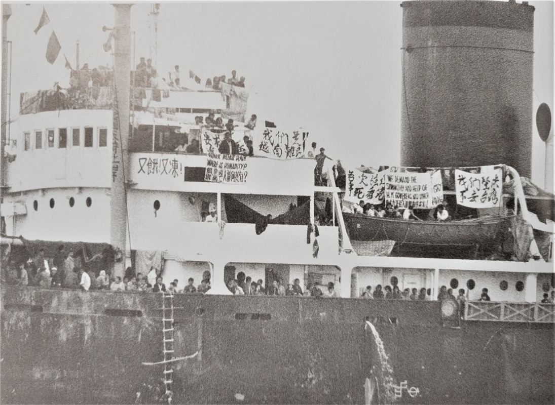 1978年12月23日，「滙豐號」貨輪載着約3,000名越南難民駛進本港海域。（圖片來源：《九七日誌》）
