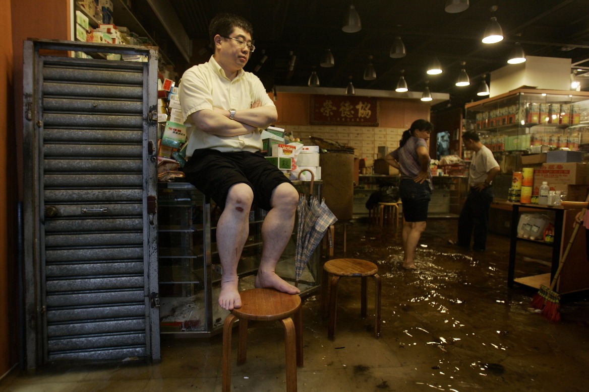 当代中国-飞凡香港-2008年香港暴雨 大澳断路断水变“孤城”