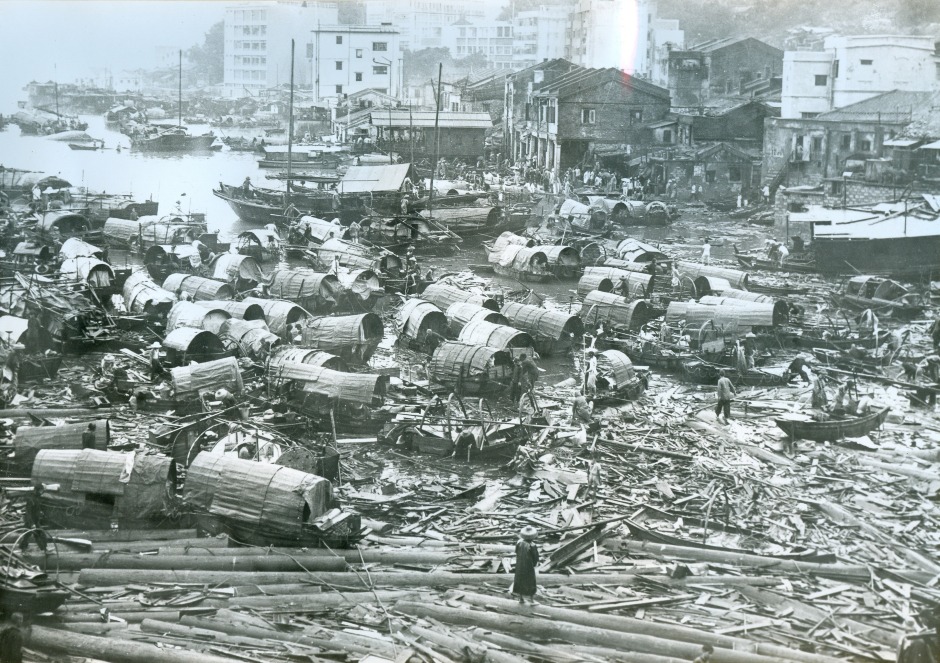 1962年，「溫黛」吹襲香港後，筲箕灣避風塘一片狼藉，很多艇戶無家可歸。（圖片來源：政府檔案處）