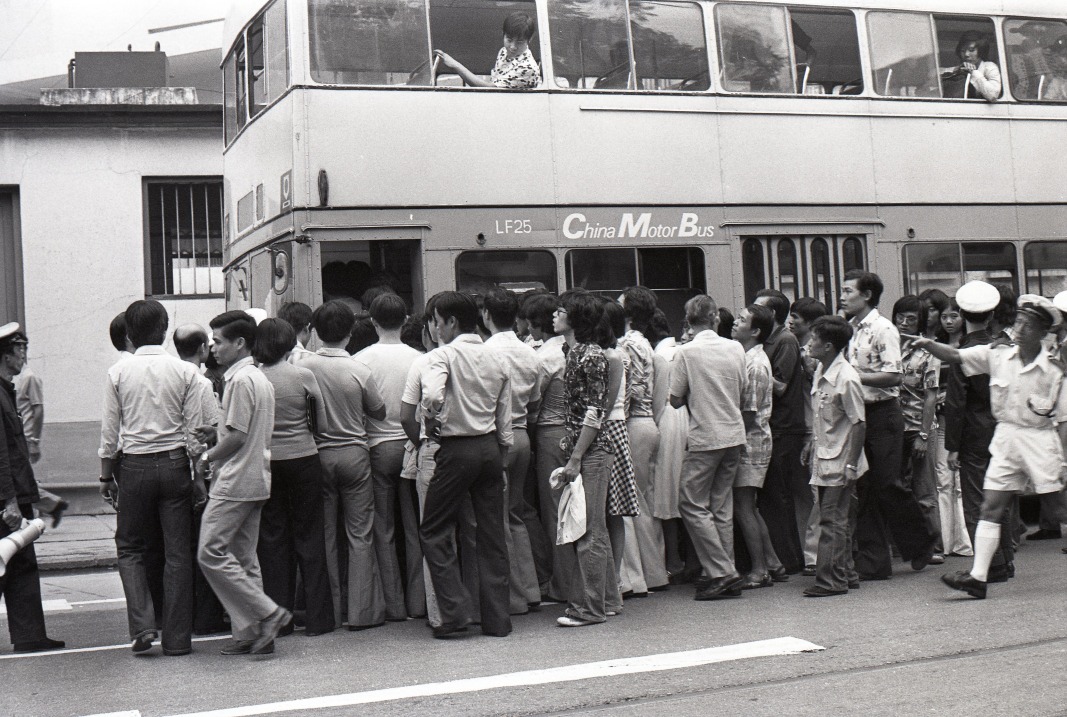 當代中國-飛凡香港-拜拜藍巴士 當年今日中巴結束專營巴士線