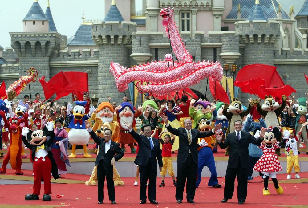 2005年9月12日香港迪士尼樂園開幕，由時任國家副主席曾慶紅（左二）及特首曾蔭權（左一）與華特迪士尼樂園高層主持開幕儀式。（圖片來源：Getty）