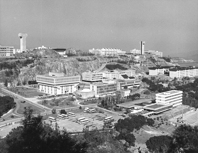 1963年成立的香港中文大學,是香港首間獲政府承認以中文授課的高等學府。中大創校校長李卓敏曾謂:「中文是我們的母語,中國人之視中國語文猶如子女之視母,爭取中文為法定語文,在任何中國人說來,為天經地義的事。」(圖片來源:香港中文大學官網) 1963年成立的香港中文大學,是香港首間獲政府承認以中文授課的高等學府。中大創校校長李卓敏曾謂:「中文是我們的母語,中國人之視中國語文猶如子女之視母,爭取中文為法定語文,在任何中國人說來,為天經地義的事。」(圖片來源:香港中文大學官網)