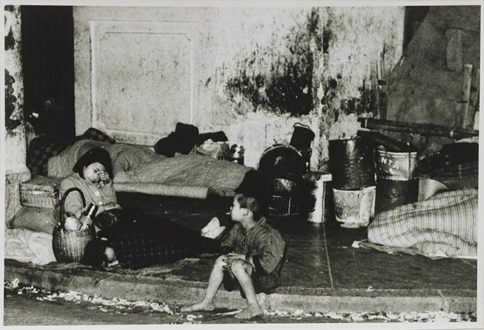 1953年的石硤尾大火，最終造成3死51傷，超過58,000人受災無家可歸，寒冬下倍覺淒涼。（圖片來源：政府檔案處）