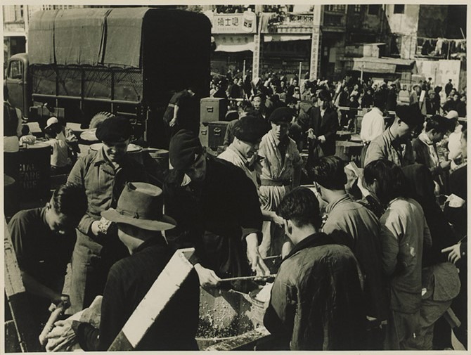 港英政府出動軍隊協助救災，圖為他們運送及分發糧食的情況。（圖片來源：政府檔案處）