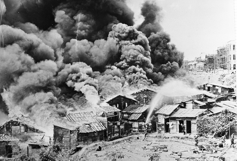  1953年平安夜（12月24日）發生的石硤尾大火，火場面積達45畝，事件成為港英政府興建公營房屋的導火線。（網上圖片）