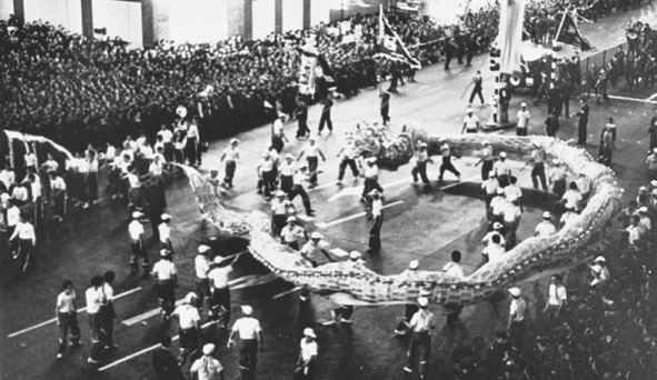 1969年第一屆香港節的閉幕活動，包括在九龍彌敦道舉行花車巡遊，現場還有中國傳統舞龍舞獅、舞蹈及銀樂隊表演，場面盛大，氣氛熱鬧。（圖片來源：政府檔案處）